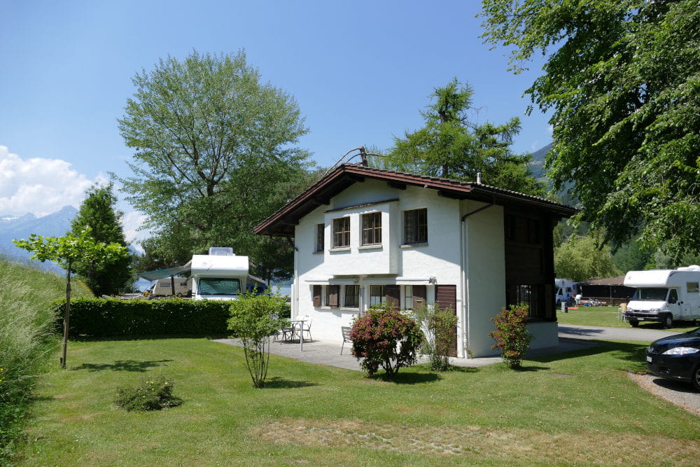 Ferienwohnungen »Chalet am Lombach« | Camping MANOR FARM | Interlaken-Thunersee
